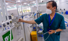 COVID-19 thành bệnh thông thường, nên giải thể các bệnh viện dã chiến?