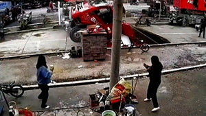 Mặt đường bất ngờ sụt thành hố nuốt cả xe tải lớn