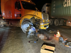 Bà Rịa - Vũng Tàu: Xe máy tông container trong đêm, 2 người thương vong