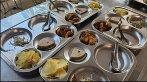 Giáo dục tuần qua: Tranh cãi suất ăn bán trú, học sinh nôn ói phải nhập viện