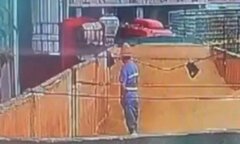 Lộ clip công nhân 'tè bậy' vào kho nguyên liệu, nhà máy bia khốn đốn 