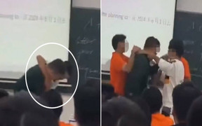Tịch thu điện thoại của học sinh, giáo viên bị đánh ngay trên bục giảng