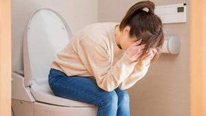 Vì sao nên buộc tóc cao khi đi vệ sinh?