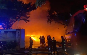 Cháy nhà xưởng rộng 1.000m2 ở TP.HCM, lửa bùng lên ngùn ngụt