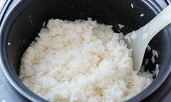 Ăn cơm nguội hâm lại có thể bị ung thư?