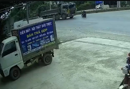 Xe máy di chuyển với tốc độ kinh hoàng đâm trực diện xe tải