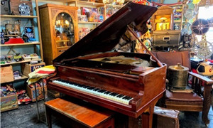 Mua đồ cũ của người đã mất, chàng trai tìm thấy kho báu trị giá cả triệu USD