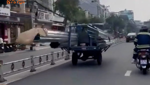 Hãi hùng cảnh xe ba bánh chở tôn dài sắc lẹm chĩa vào mặt người đi đường