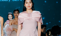 Á hậu Phương Anh trình diễn trong Tuần lễ thời trang Pháp
