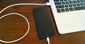 Sạc iPhone qua máy Mac có gây hại?