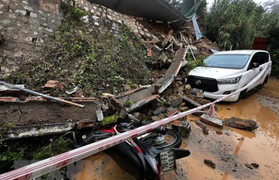  Mưa lớn ở Đà Lạt gây sạt lở taluy đè trúng ôtô và xe máy