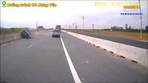 Xe ben chuyển làn bất cẩn tông ô tô 4 chỗ nằm vắt vẻo trên dải phân cách 