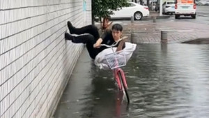 Khi bạn mới sắm được đôi giày xịn mà đường lại ngập 