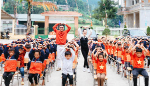 Tuấn Hưng và bà xã xây nhà ăn cho trẻ em khó khăn ở Lào Cai