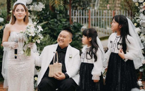 Nụ cười tươi rói của người đẹp dành cả đời bên chồng liệt nửa người gây xúc động