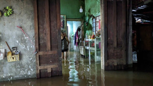 Mưa cực lớn làm TP Đông Hà ngập sâu, thuỷ điện ở Huế tăng cường xả nước