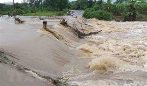 Lũ quét cuốn trôi xe jeep chở 4 du khách trong khu du lịch ở Lâm Đồng