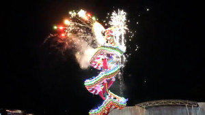 Độc đáo tiết mục biểu diễn rồng phun lửa tại lễ hội chay Phuket 