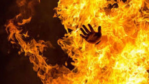 Ghen tuông, người phụ nữ tự thiêu trước cổng trường ở Vĩnh Phúc