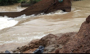 Quảng Trị mưa to, một đập dâng bị vỡ