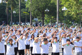 400 thầy cô, sinh viên trường Đại học Đông Đô đồng diễn chào năm học mới