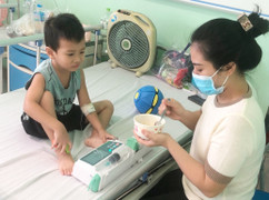 Bé trai mắc bệnh 'nghìn người có một', bố mẹ nghèo ngược xuôi tìm tuỷ cứu con