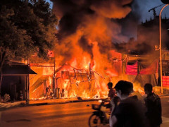 Lửa bén nhanh làm sập cửa khiến 3 mẹ con mắc kẹt, chết thương tâm