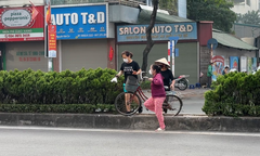 Ngại đi xa, không ngán nguy hiểm nhiều người thản nhiên băng ngang đường đầy xe