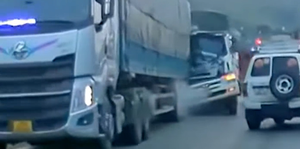 Tài xế vượt xe ở đường cong, gián tiếp gây ra tai nạn 