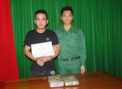 Người đàn ông 'ôm' 2 bánh cần sa từ Lào về Việt Nam bằng xe khách