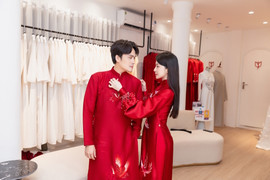 Quỳnh Nga sánh vai MC Thái Dũng thử áo dài cưới