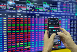 VN-Index lao dốc gần 50 điểm: Chuyên gia khuyến cáo gì?