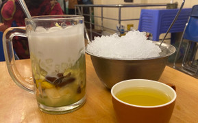 90.000 đồng/cốc chè, đắt gấp ba bát phở, khách vẫn nườm nượp mua