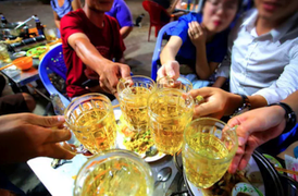 Xa gia đình, sống buông thả, nhiều sinh viên thành 'ma men'