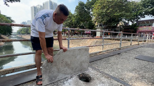 Cầu đi bộ thủng lỗ, xuống cấp khiến người dân lo sợ khi đi qua