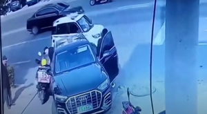 Mâu thuẫn trên đường, cặp đôi lái Audi đánh người giao hàng giữa phố 