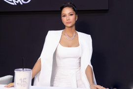 H'Hen Niê gây tranh cãi với câu hỏi 'cứu ai trước', đại diện của cô nói gì?