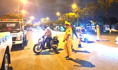 Uống rượu bia dắt xe qua chốt cảnh sát giao thông có bị xử phạt?