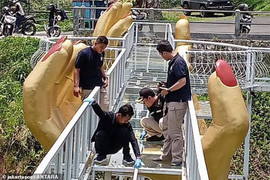 Cầu kính vỡ khiến 1 du khách thiệt mạng, 3 người bị thương