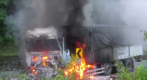 Cận cảnh hai xe tải va chạm, đầu xe bốc cháy ngùn ngụt trên đường Hồ Chí Minh