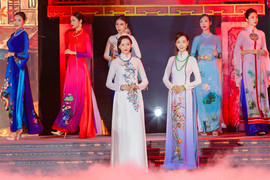 NTK Vũ Thảo Giang kết hợp áo dài với ngọc trai