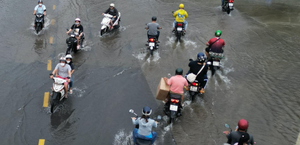 Triều cường đạt đỉnh, người dân TP.HCM lại bì bõm lội nước, loay hoay chống ngập