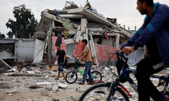 Số người chết tại Gaza tăng lên hơn 7.000, dư luận kêu gọi bảo vệ dân thường