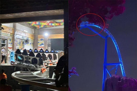 Tàu lượn siêu tốc đâm vào nhau trên không, 4 người bị thương nặng