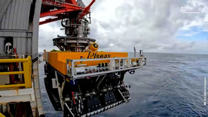 Cỗ máy 90 tấn hút đá dưới đáy biển