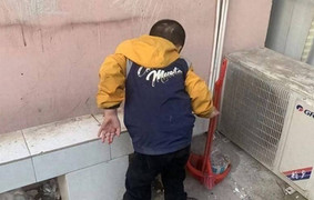 Bị mẹ bạo hành phải cắt cụt 2 bàn chân, bé trai vẫn nhớ thương, mong gặp lại