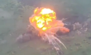 Cận cảnh UAV Kamikaze khai hoả phá huỷ pháo tự hành Ukraine