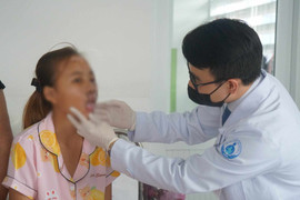 Bé gái 15 tuổi chạy xe máy bị tai nạn giao thông, biến dạng vùng mặt