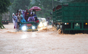 Hà Tĩnh: Mưa trắng trời, người dân chen chân trên công nông qua biển nước