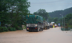 Hàng trăm ô tô liều mình qua dòng nước lũ ở Hà Tĩnh